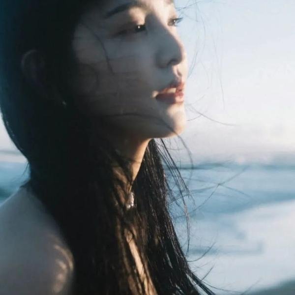 黑影窥窗